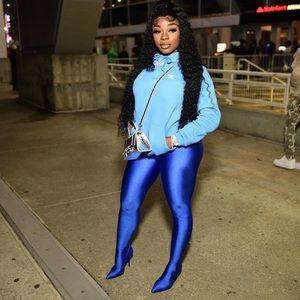 Size 8 in heels one size fit all far is the leggings